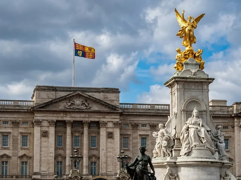 Lá cờ trên cung điện Buckingham thể hiện sự hiện diện của quân vương